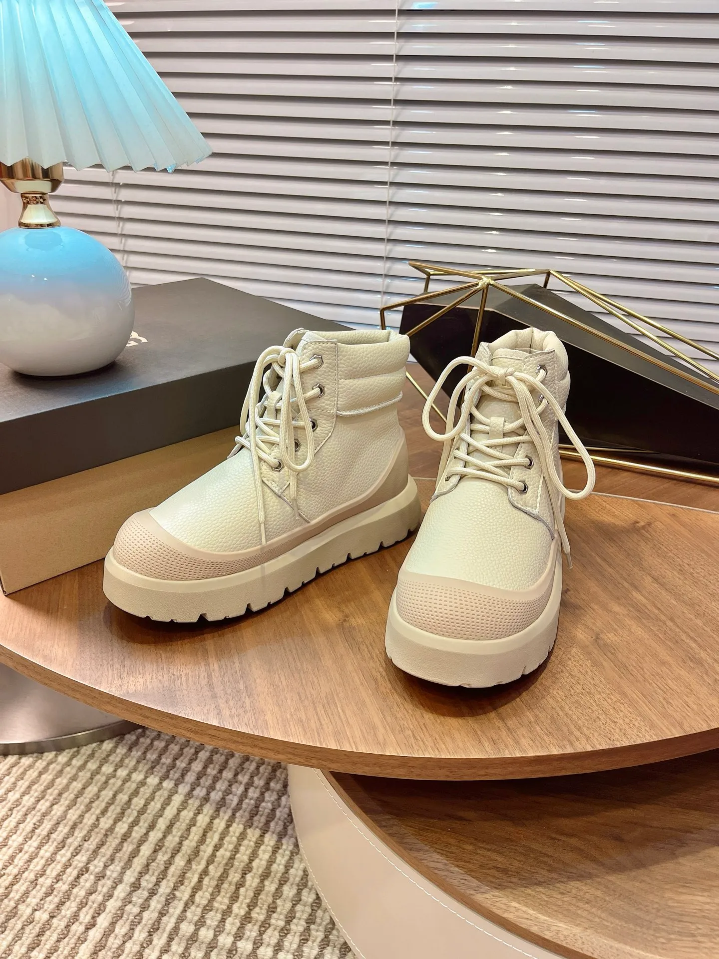 【UGG】 P: 600💰 Couple shoes Size: Women’s size 35-40 / Men’s size 40-44 UGG Tasman Weather Hybrid slip-on snow boots👢 Wang Yibo's same style 👏 adds a large orange sole to the classic Tasman shoe style, functional color contrast design, environmentally friendly waterproof and snowproof material, which has both fashionable and functional attributes. At the same time, it is paired with the new UGG furry shoes Keen's furry color-blocking jacket. Bright orange and maroon collide to create a new light outdoor style and open up a new travel experience in early autumn! Using the best materials, the 17mm fur integrated surface is warmer and breathable, and the outsole is upgraded to a lightweight and wear-resistant light wing technology outsole!